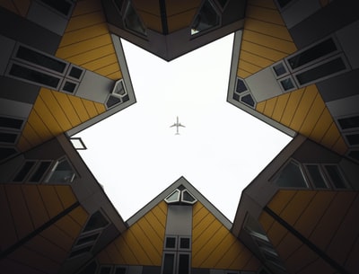 虫的眼睛的建筑显示飞机在天空中
